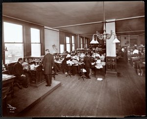 Hombres y mujeres trabajando en escritorios en una oficina de la Metropolitan Life Insurance Co. en la Calle 23 y la Avenida Madison, Nueva York, 1907